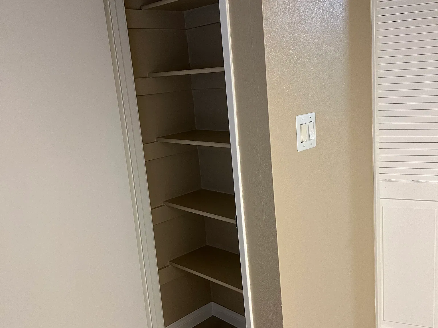 2 bed, 1.5 bath, 1006 sqft, $2,100 — Photo 3
