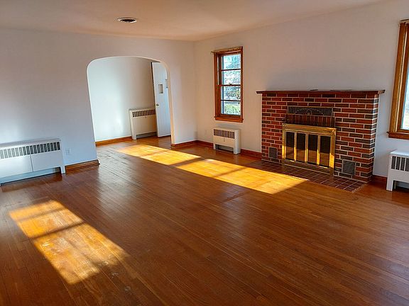 livingrm/working fireplace