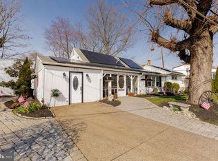 896 Pine Hill Rd, Philadelphia, PA 19115