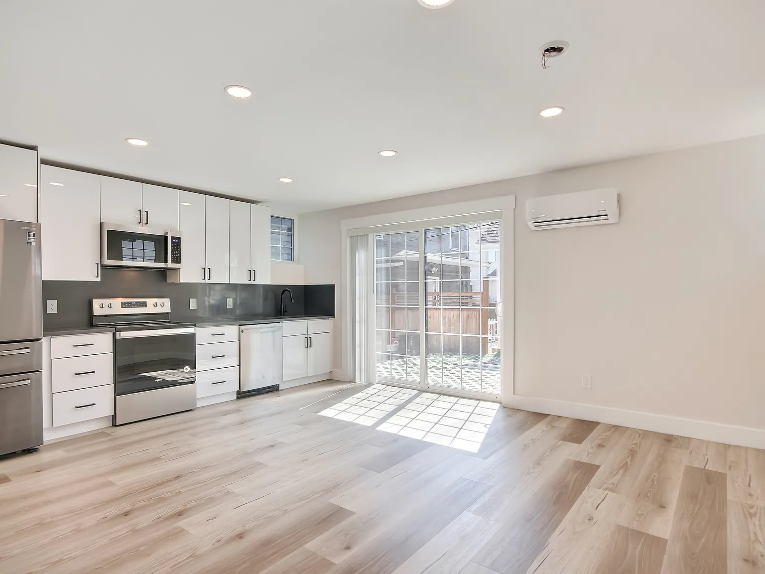 2 bed, 1000 sqft, $2,995 — Photo 4