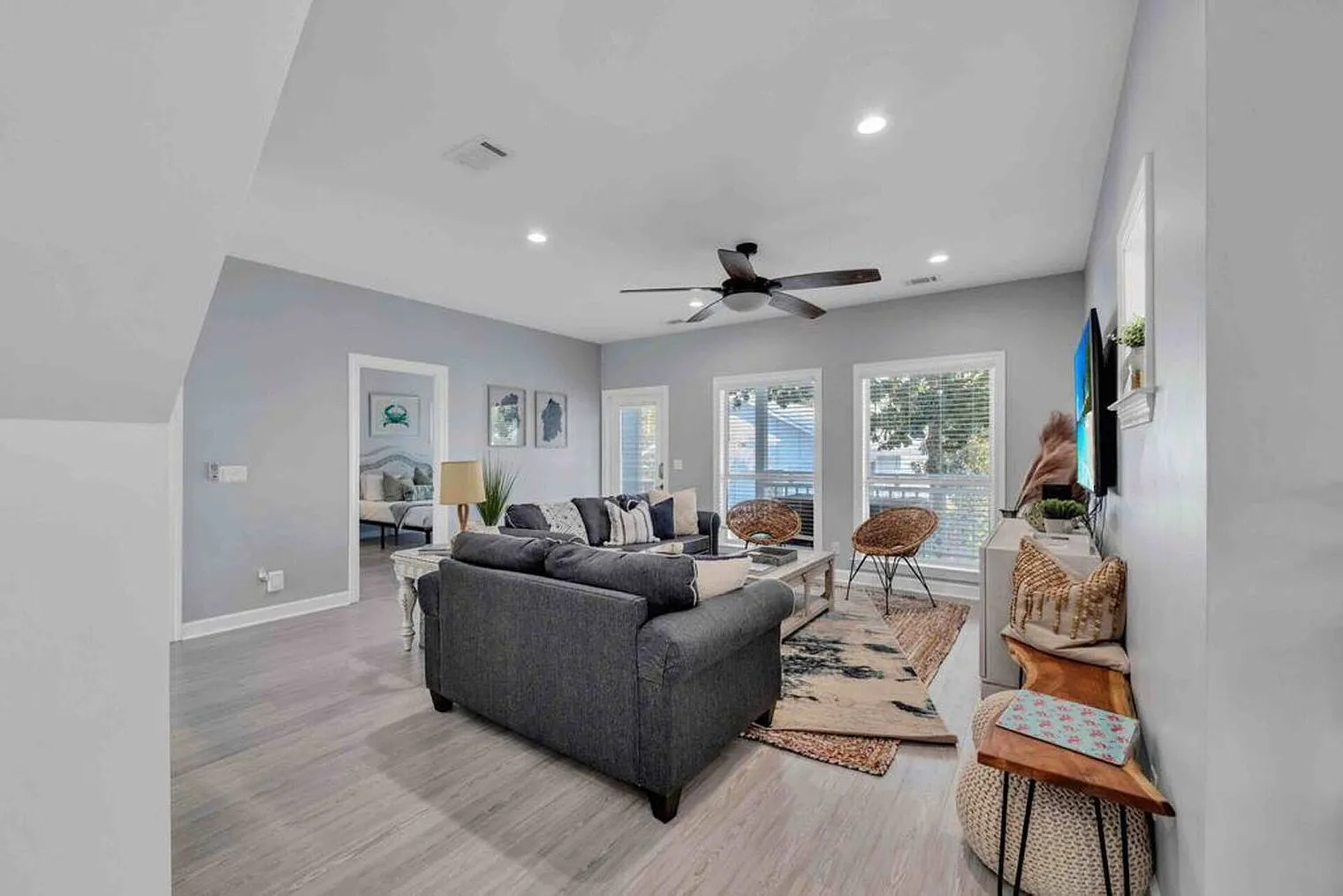 3 bed, 2.0 bath, 18901 sqft, $4,147 — Photo 1