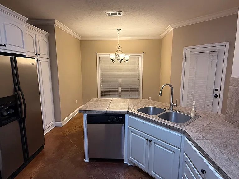 644 Huntington Dr — Photo 11