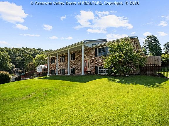 2nd image of 1815 Pinewood Dr