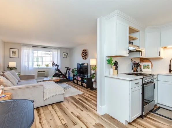 15 Staples Ave APT 46, Everett, MA 02149