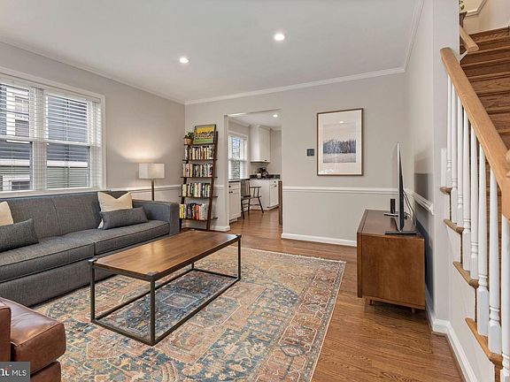 4th image of 102 E Cliff St