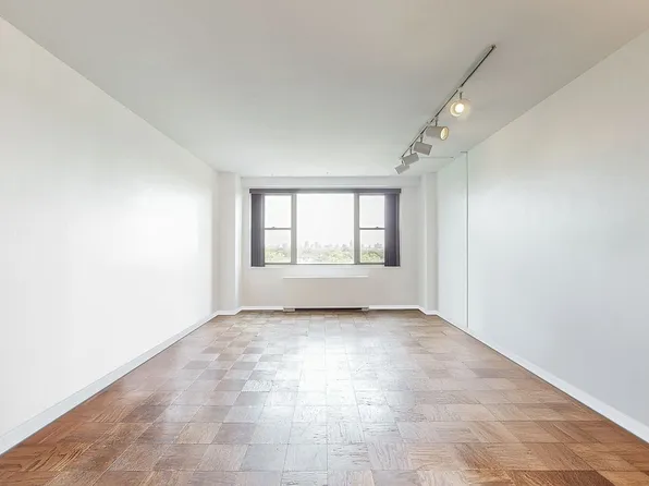 61-20 Grand Central Pkwy #A704, Forest Hills, NY 11375