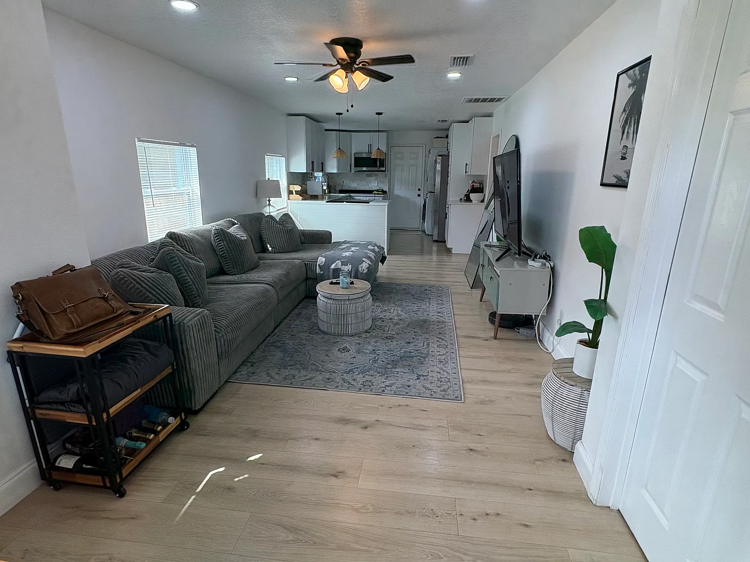 3 bed, 848 sqft, $2,100 — Photo 2