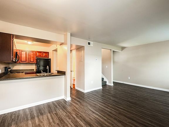 5th image of 121 S Pointe Dr #0pc0d3qsy