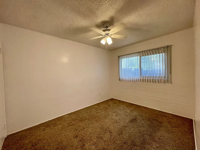 Beautiful 2 bedroom 1 bathroom with a private yard in the heart of El Cajon — Photo 12