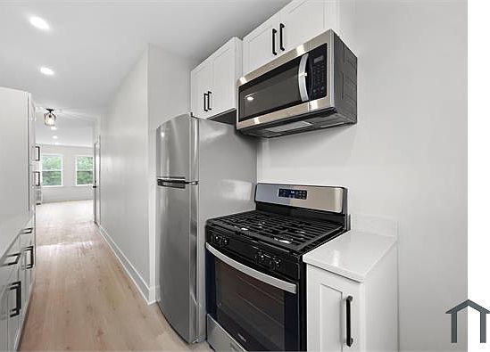 3rd image of 3043 W Rosemont Ave #2