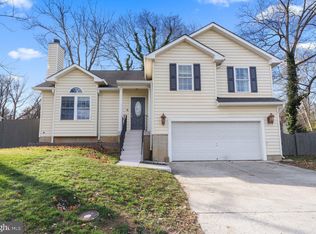 8 Cedar St, Round Hill, VA 20141