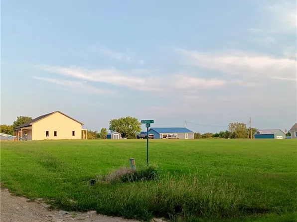 1 Newberry Dr, Linn Valley, KS 66040