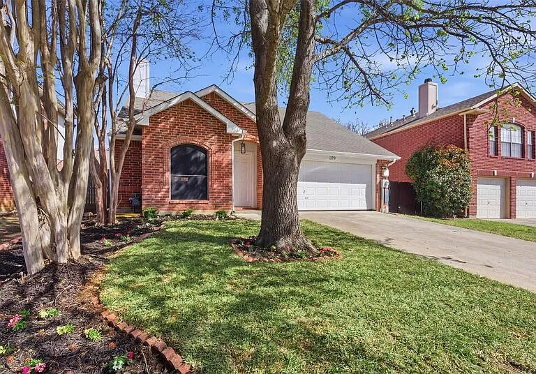 1379 Honeysuckle Ln — Photo 1