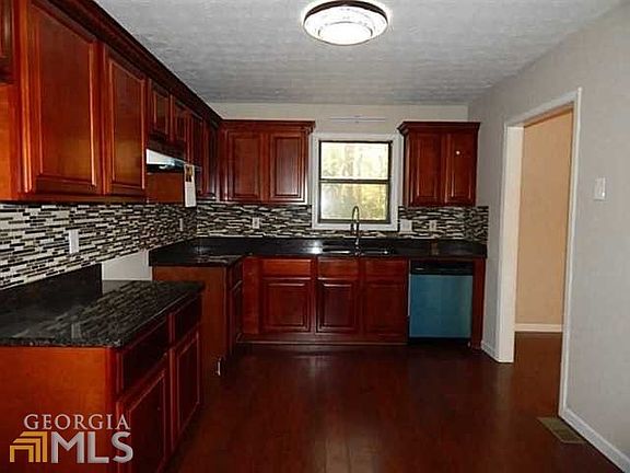 LARGE CUSTUM KITCHEN!