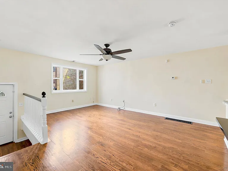 1215 Crease St — Photo 5