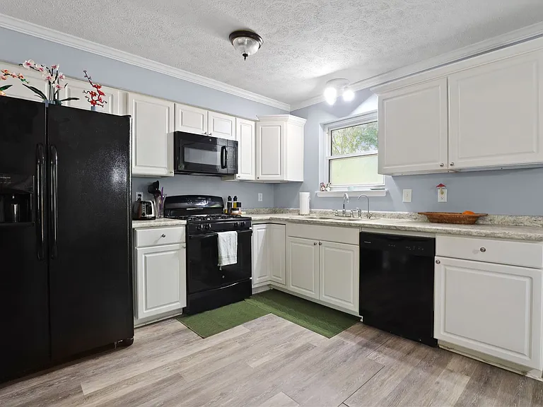226 Larchmont Dr — Photo 16