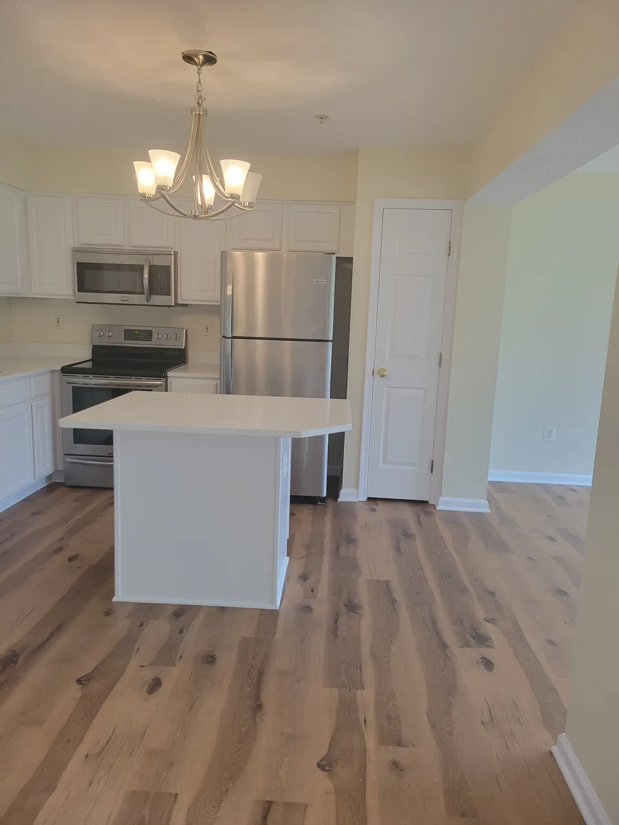 Eat-In Kitchen with Granite Countertops and Island, Stainless Steel Appliances - 127 Brinsmaid Ct