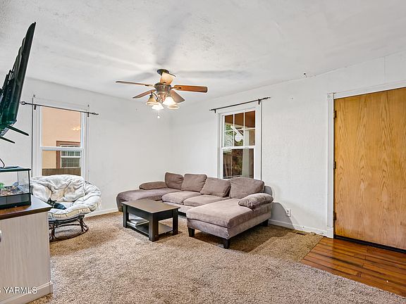 Living Room>