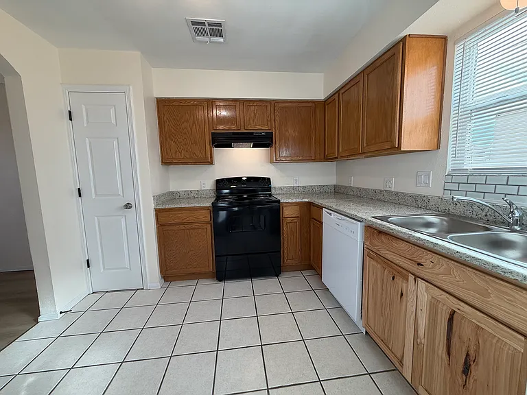 225 Desert Rose Ct #4C — Photo 10