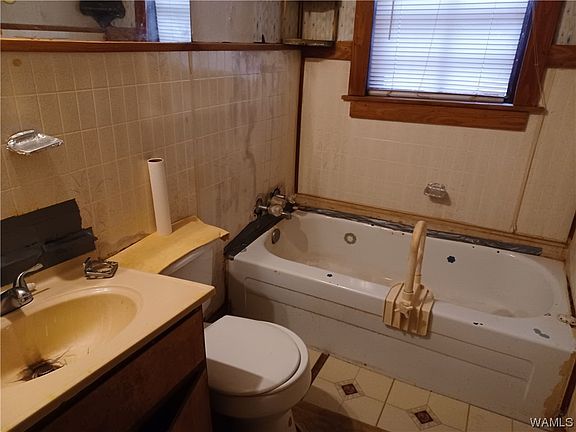 5th image of 4014 13th St NE