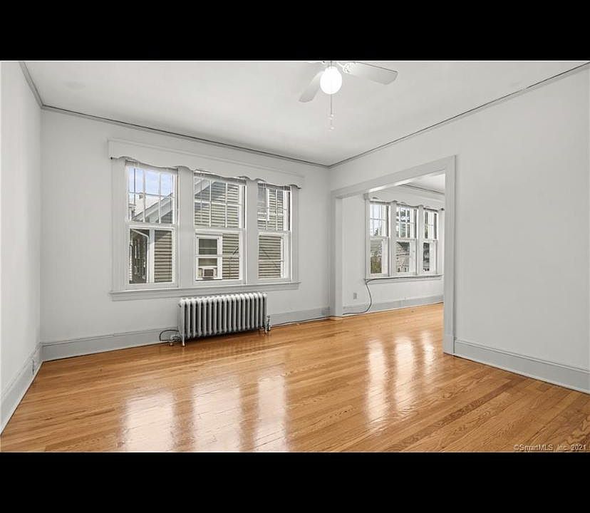 Dinning room, bright and sunny, high ceilings