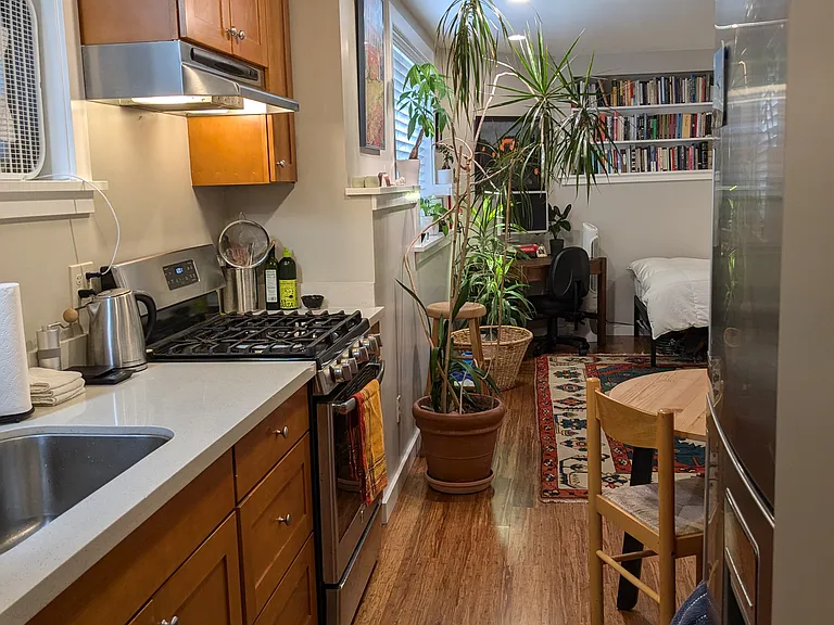 527 Malden Ave E #11 — Photo 4