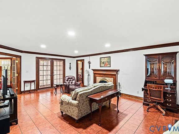 5th image of 1410 Eastlook Ln