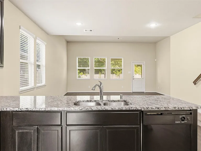 6131 Carpenters Cove Ln — Photo 8