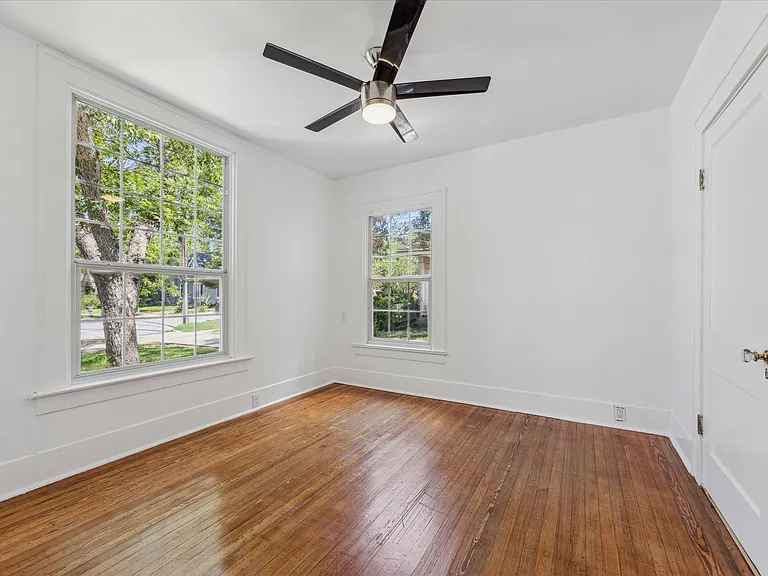 3300 Harris Park Ave — Photo 11