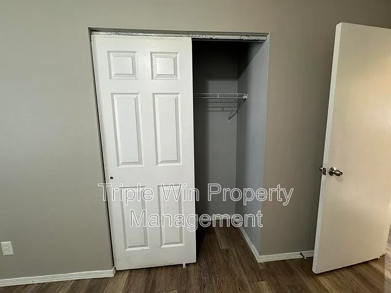 513 Coachway Ln — Photo 23