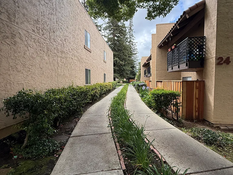 259 N Capitol Ave — Photo 17