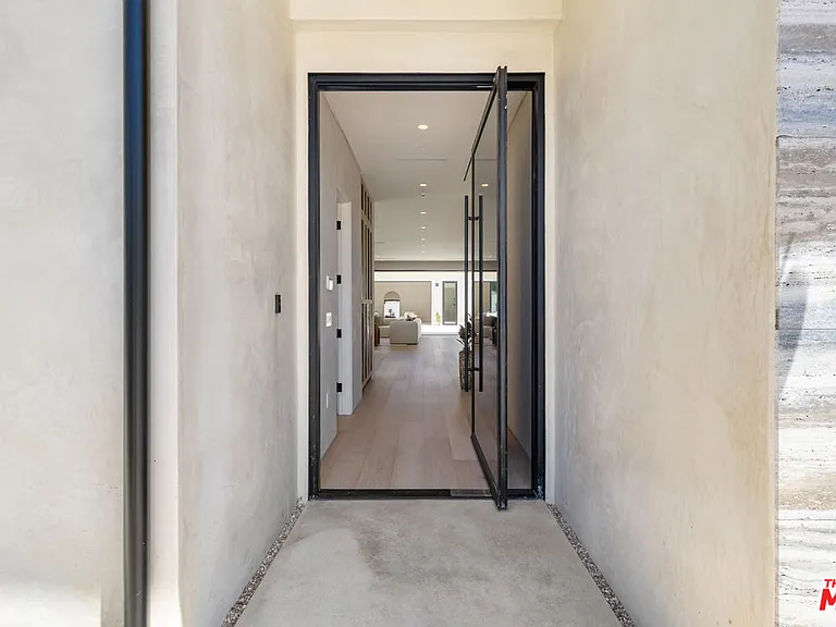 15721 Addison St — Photo 20