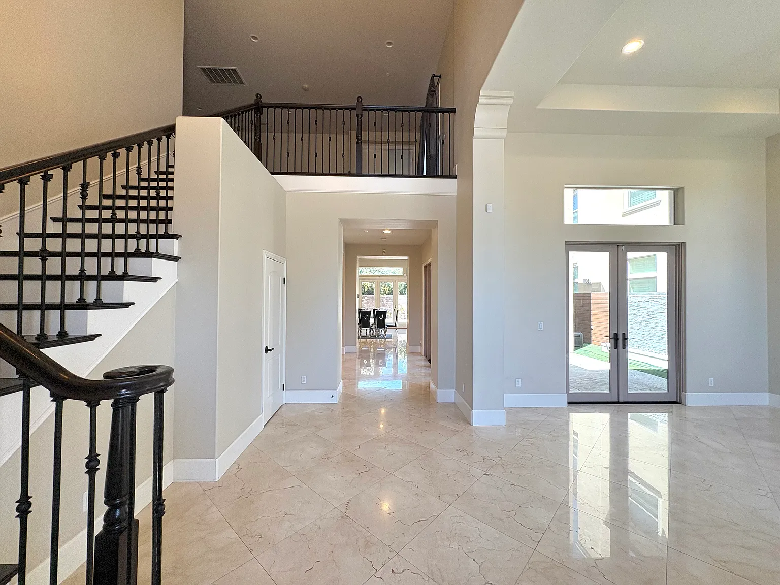 5 bed, 4.5 bath, 4960 sqft, $12,000 — Photo 3