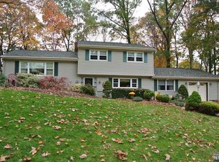 81 Iroquois Ave, Oakland, NJ 07436