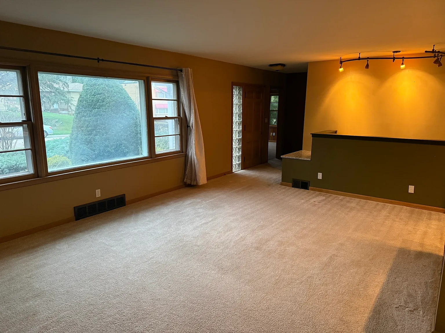 3 bed, 2400 sqft, $2,800 — Photo 3