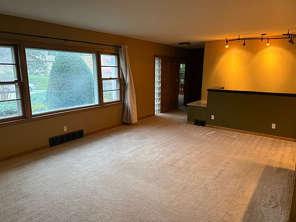 3rd image of 222 Dillon St