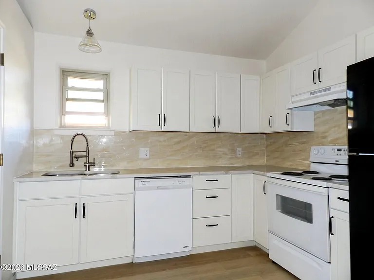 2512 E Eastland St — Photo 11