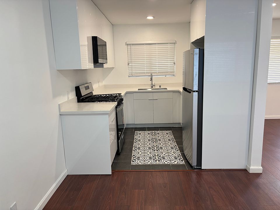 Brand new kitchen, fridge, oven, microwave. Existing Dishwasher
