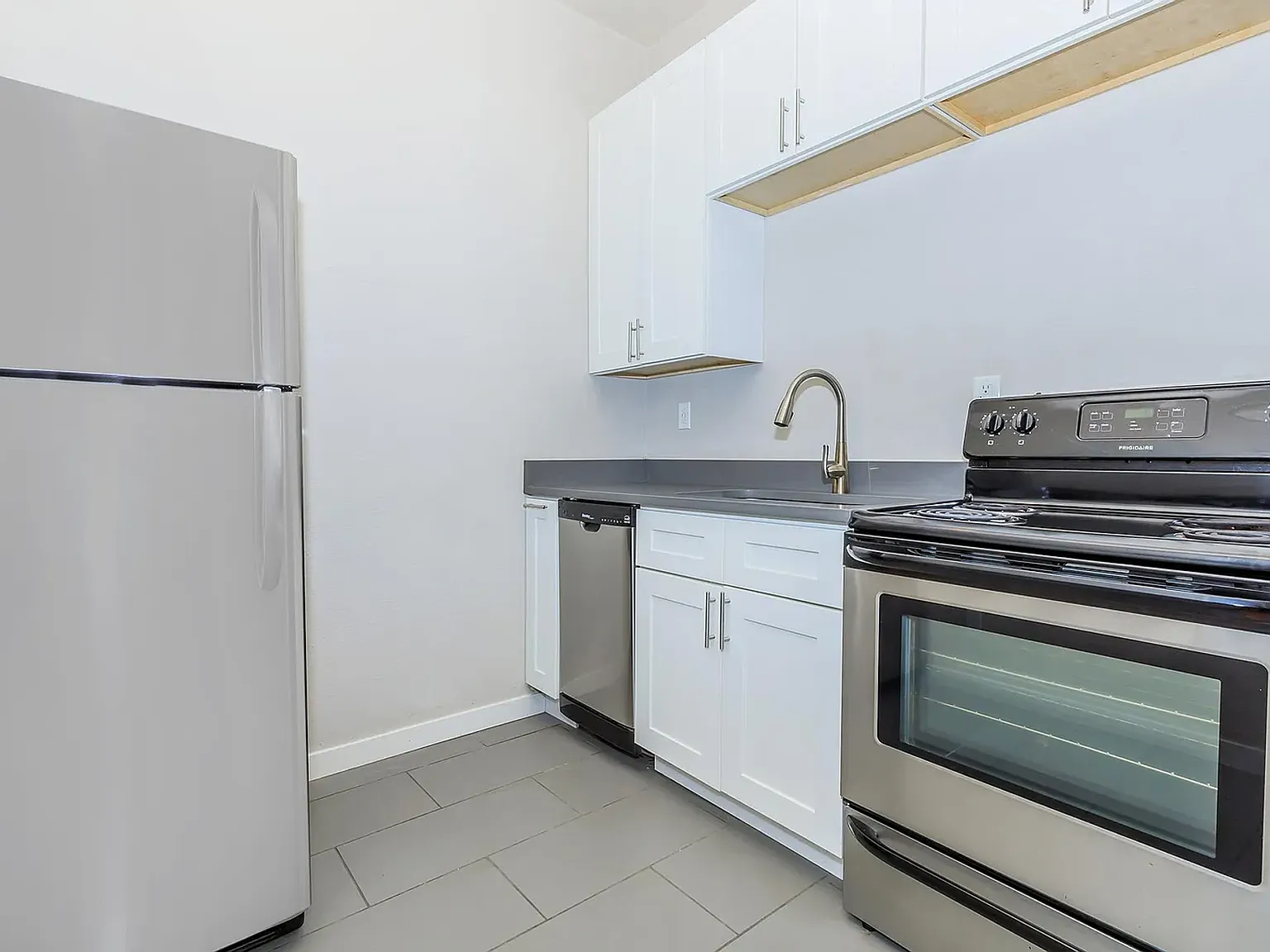 Spacious Retreat with Hardwood Floors, High Ceilings & Prime Downtown Seattle Location! — Photo 2