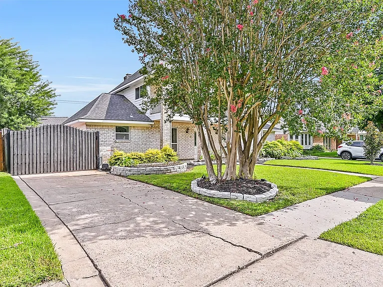 9322 Petersham Dr — Photo 18