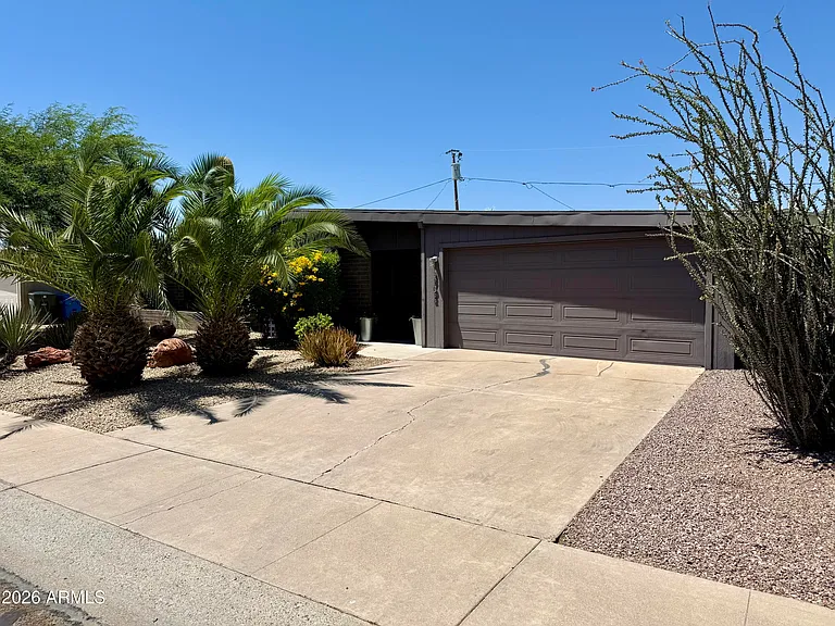 3702 E Paradise Dr — Photo 4