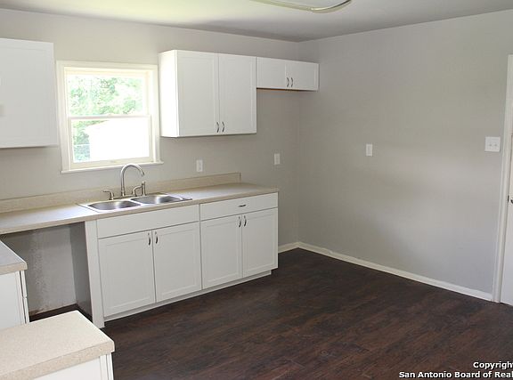 3rd image of 118 Killarney Dr
