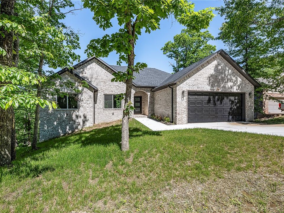 1st image of 14 Sheffield Dr
