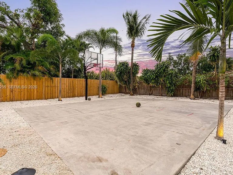 5250 NE 15th Ave — Photo 39