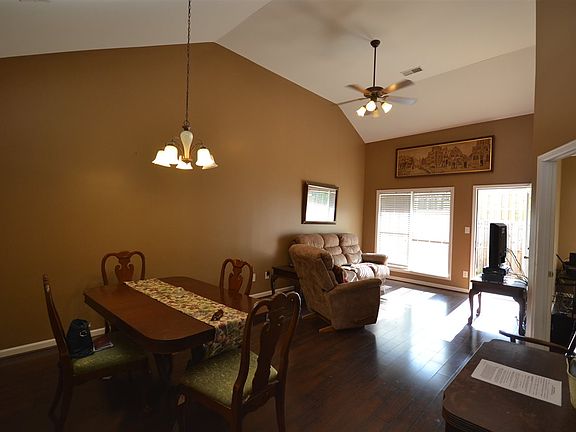 5th image of 2219 Castle Hill Ln