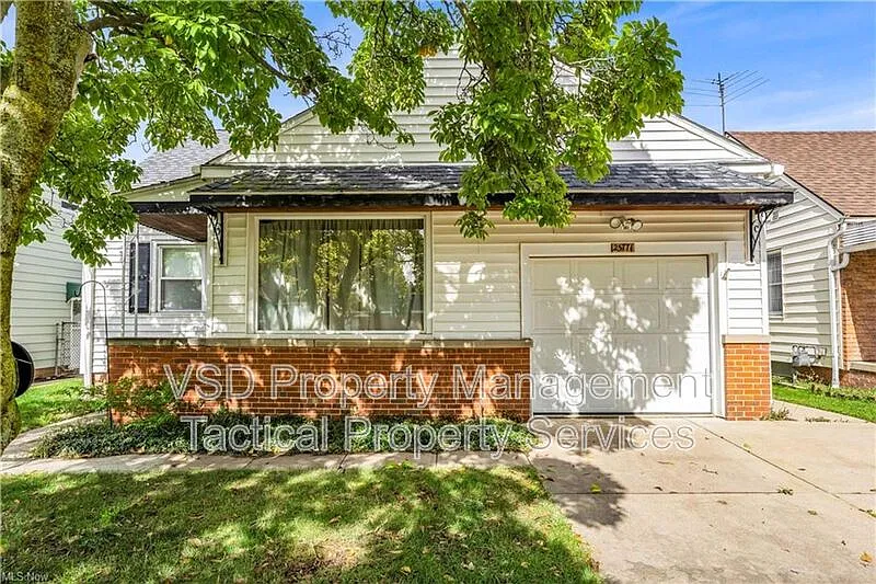 3 bed, 1.0 bath, 1248 sqft, $1,395 — Photo 1