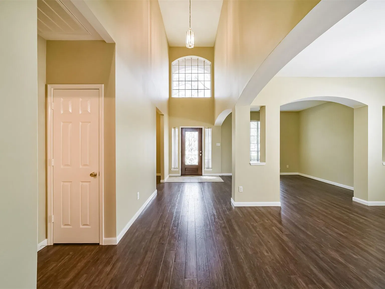 5 bed, 2.5 bath, 3945 sqft, $3,150 — Photo 4