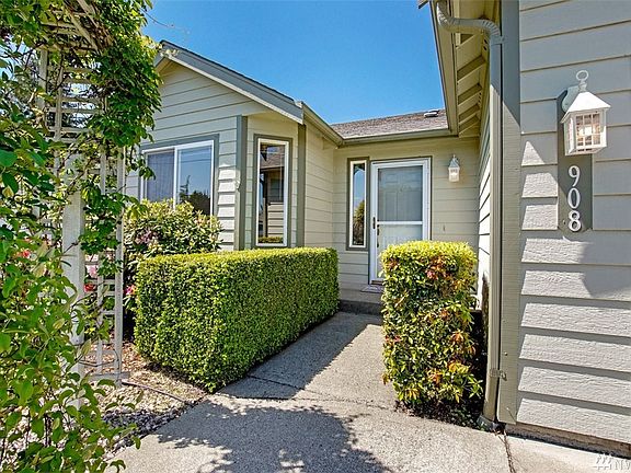 Inviting entrance.  Newer exterior double layer paint