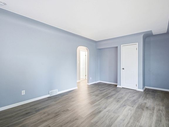 4th image of 18990 Hamburg St
