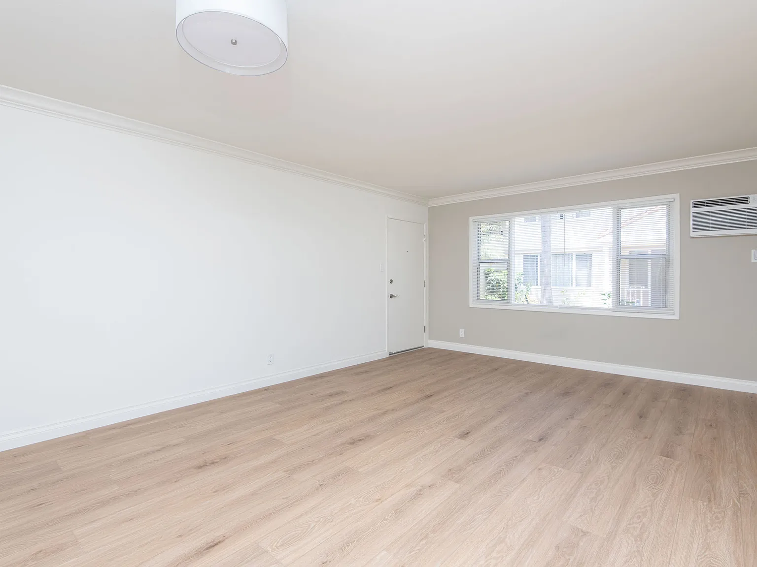2 bed, 880 sqft, $2,850 — Photo 2